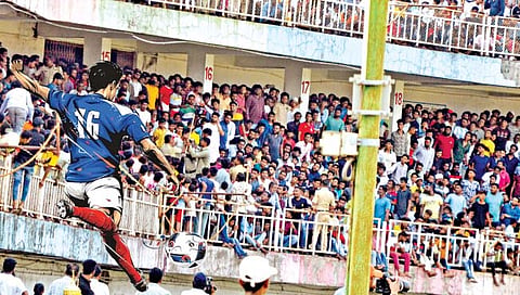 फुटबॉल हंगामाला ‘हुल्लडबाजी’चे गालबोट!
