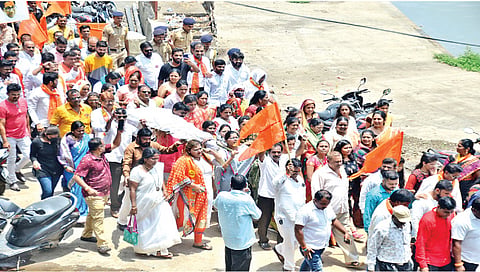 नाशिक : बंडखोर आमदारांच्या प्रतीकात्मक अंत्ययात्रेप्रकरणी आयोजकांवर गुन्हा