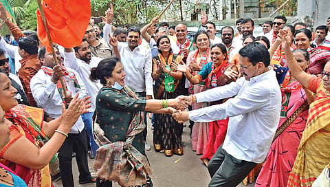 नाशिक : भाजपचे उमेदवार निवडून आल्यानंतर फुगडी खेळत आनंदोत्सव साजरा करताना आ. देवयानी फरांदे, गिरीश पालवे आदी. (छाया: हेमंत घोरपडे)