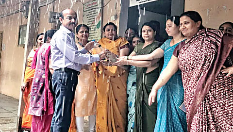मालेगाव : दूषित पाणी बाटल्या प्रभाग अधिकार्‍यांना देताना बारा बंगला भागातील महिला.