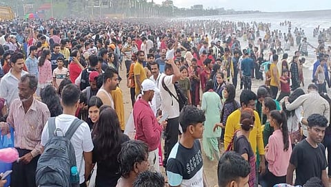 मुंबईतील चौपाटीवर येणार्‍या पर्यटकांवर 93 जीवरक्षकांची नजर