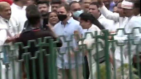 राहुल गांधी ‘ईडीं कार्यालयाकडे रवाना, प्रियांका गांधीही ‘ईडी’विराेधात रत्‍यावर