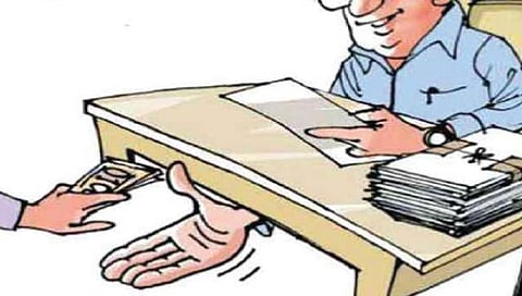 लाच घेताना रंगेहाथ पकडले तरी कर्मचाऱ्याचे नाव माध्यमांना देऊ नका; अधिकारी महासंघाचे मुख्यमंत्र्यांना पत्र