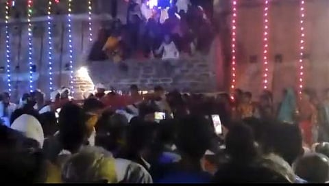 व्हायरल व्हिडिओ : लग्नातील वरमाला सोहळ्यात वर्‍हाडींची झुंबड, बाल्कनी कोसळून २४ हून अधिक जखमी