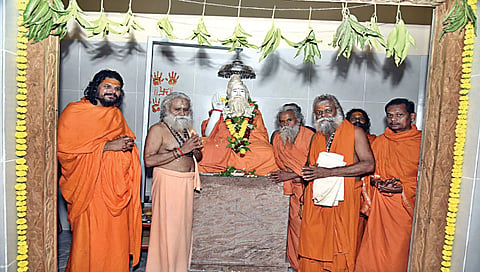 पंचवटी : मोहमाळ येथील श्री भावेश्वर महादेव मंदिर प्राणप्रतिष्ठा सोहळ्याप्रसंगी स्वामी माधवगिरी महाराज, स्वामी संतोषगिरी महाराज, स्वामी  शिवगिरी महाराज, स्वामी गणेशगिरी महाराज आदी. (छाया: रविंद्र आखाडे)
