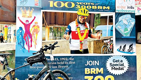 नॉन स्टॉप 300 किलोमीटर सायकलिंग करत केला ‘विक्रम’