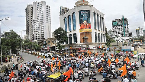 मुंबईत सेना भवनासमोर शिवसैनिकांचे शक्‍तिप्रदर्शन