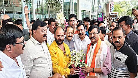 नाशिक : अयोध्या येथे पूर्वतयारीसाठी गेलेल्या नाशिकच्या पदाधिकार्‍यांनी शिवसेना नेते संजय राऊत यांचे स्वागत केले. 