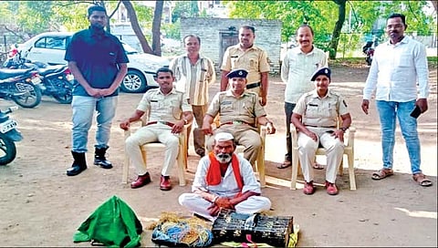 तितर पक्ष्याची शिकार करणार्‍यास अटक