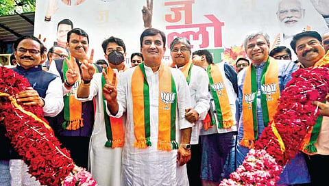 शरद पवार यांना फडणवीसांचा धोबीपछाड