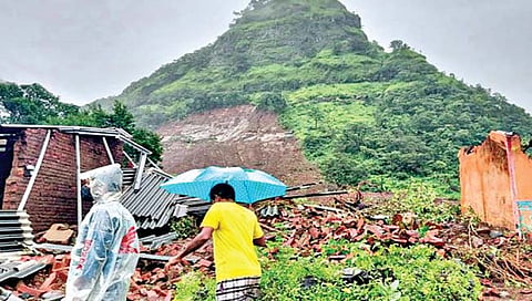 सातारा : डोंगराखाली गडप होण्याची टांगती तलवार कायमच