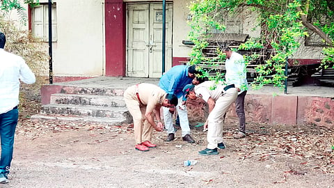 शिरूर न्यायालयाच्या आवारात जावयाकडून सासू आणि पत्नीवर गोळीबार