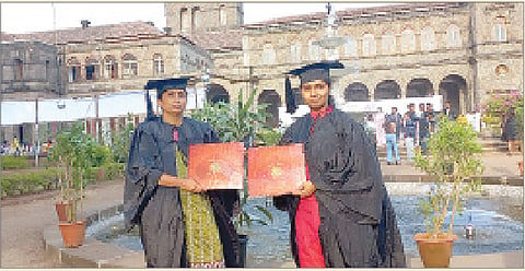 सावित्रीबाई फुले पुणे विद्यापीठातून एकाच वेळी पदवी मिळविणार्‍या डॉ. अनिता महिरास आणि त्यांची मुलगी कांचन.