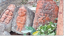 चाकण (ता. खेड) येथे पुणे-नाशिक महामार्गालगतच्या भागात आढळून येणारे वीरगळ.