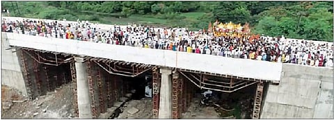 सासवड (ता.पुरंदर) येथील कर्‍हा नदीवरील संत सोपानकाका सेतू या पुलाचे लोकार्पण माऊलींच्या सोहळ्याच्या मार्गक्रमणाने झाले.