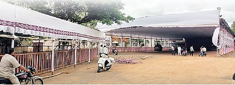 बारामती नगरपालिकेच्या वतीने शारदा प्रांगणात पालखी सोहळ्यासाठी भव्य मंडप उभारण्यात आला आहे.      (छाया : युवराज खोमणे)