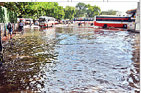 स्वारगेट एसटी स्थानकात साचले तळे; प्रवेशद्वारातील पाण्यामुळे प्रवाशांना करावी लागली कसरत