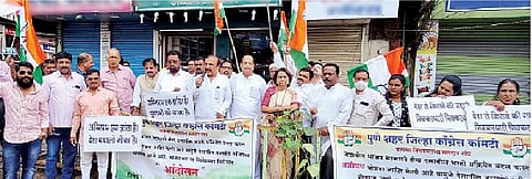 केंद्र शासनाच्या लष्कर भरतीतील अग्निपथ योजनेविरोधात आंदोलन करताना काँग्रेस पदाधिकारी व कार्यकर्ते.
