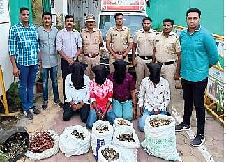 पिरंगुट  येथील कंपनीतील चोरीप्रकरणी अटक करण्यात आलेल्या आरोपींसह पौड पोलिसांचे पथक.
