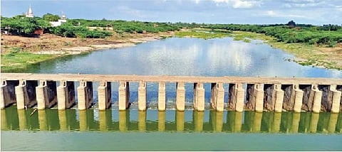 निरा नदीच्या वाहणार्‍या पात्राचे सराटी (ता. इंदापूर) येथे गुरुवारी घेतलेले छायाचित्र (छाया : राजेंद्र कवडे)