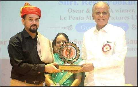  एसएसपीयूचे कुलपती डॉ. शां. ब. मुजुमदार, माहिती व प्रसारणमंत्री अनुराग ठाकूर यांचा सन्मान करताना. या वेळी उपस्थित प्र-कुलपती डॉ. स्वाती मुजुमदार.