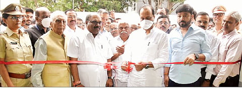 आळंदी रस्ता आरटीओ कार्यालयात रिक्षा फिटनेस ट्रॅकचे उद्घाटन फीत कापून करताना उपमुख्यमंत्री अजित पवार, परिवहनमंत्री अ‍ॅड. अनिल परब व अन्य मान्यवर. 