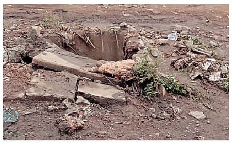 रस्त्यावर पडलेले खड्डे व त्यामध्ये साचलेले ड्रेनेजमधील पाणी.