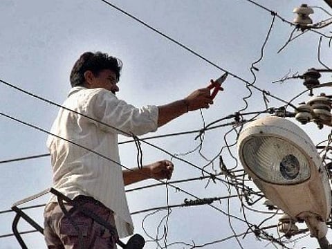 40 टक्के नागरिकांचा जीव लागला टांगणीला; महावितरणकडून वीजवाहिन्या भूमिगत करण्याचे काम अपूर्णच