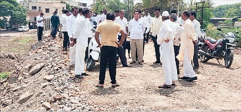 सांगवी येथील निकृष्ट दर्जामुळे पुलाचे काम बंद करताना आक्रमक ग्रामस्थ.