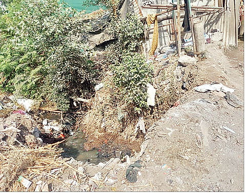 देहू-आळंदी रस्त्यावर डुडुळगाव येथे तळेकर चौकाजवळील ओढ्यात सोडण्यात आलेले सांडपाणी.