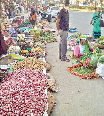 हॉकर्स झोन नसल्याने रस्त्यावर बसलेले विक्रेते.