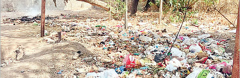 पुनावळे गावातील ओव्हाळ वस्तीवर साचलेले कचर्‍याचे ढीग.