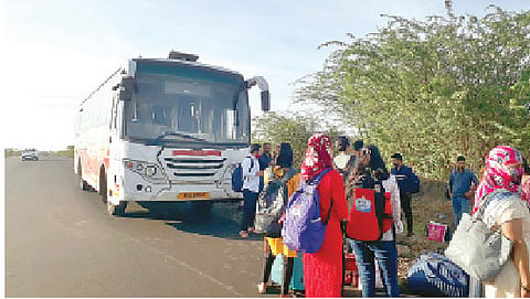 विनाथांबा बस मोरगाव येथे रस्त्यातच नादुरुस्त; दुसर्‍या बसच्या प्रतीक्षेत प्रवासी ताटकळले