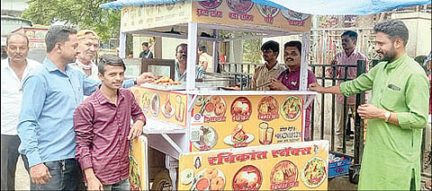 जागतिक अन्न सुरक्षा दिनानिमित्त पथ विक्रेत्याकडे अन्नाबाबत माहिती घेताना नॅशनल हॉकर फेडरेशन, महाराष्ट्र फेरीवाला क्रांती महासंघाचे पदाधिकारी.