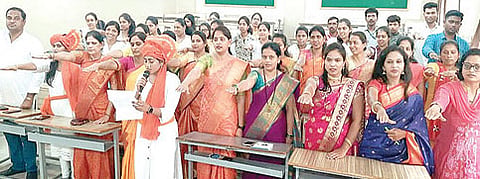 भीती, हिंसाचार व दडपशाही विरोधात सामूहिक शपथ घेताना महाविद्यालयातील बी.एड.चे विद्यार्थी व शिक्षक.