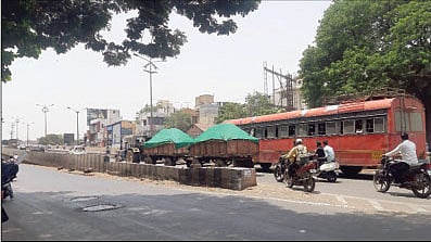 हडपसर उड्डाणपुलावरील जड वाहतूक सर्रास सुरू आहे.

