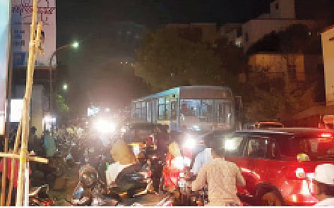 उंबर्‍या गणपती चौकात सतत होणार्‍या वाहतूक कोंडीने धायरीकर हैराण