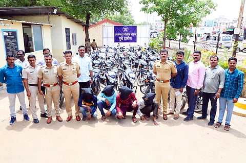  आळेफाटा पोलिसांनी अटक केलेले सराईत आरोपी आणि जप्त केलेल्या मोटारसायकली.
