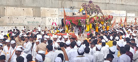  पाटस (ता.दौंड) येथे चौकात संत तुकाराम महाराज पालखीचे आगमन होताच ग्रामस्थांनी केलेले जंगी स्वागत. (छाया : अक्षय देवडे)