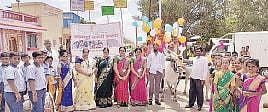 नाणे शाळेतील विद्यार्थ्यांची बैलगाडीतून मिरवणूक
