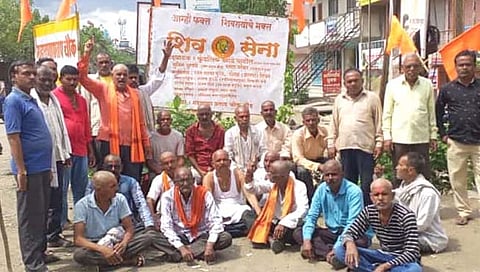 बीड : ४२ शिवसैनिकांनी मुंडन करत  बंडखोर आमदारांचा केला निषेध