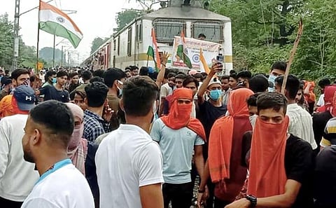 ‘अग्‍निपथ’ला विरोध सुरुच, बिहारमध्‍ये रेल्‍वे सेवा ठप्‍प