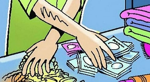 मंचरला हातचलाखीने दागिने पळविले