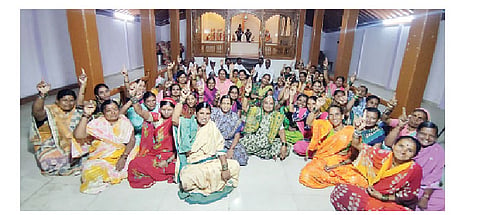 खळद (ता. पुरंदर) ग्रामसभेत विधवा प्रथा बंद करण्याच्या ठरावाला हात उंचावून संमती देताना.