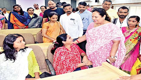 कोल्हापूर : रेल्वे व वस्त्रोद्योग राज्यमंत्री दर्शन जरदोश यांनी बुधवारी जिल्हाधिकारी कार्यालयात केंद्र शासनाच्या विविध योजनांच्या लाभार्थ्यांशी संवाद साधला.