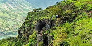 सिंहगडाचा कडा कोसळला; पर्यटकांना सावधानतेचा इशारा