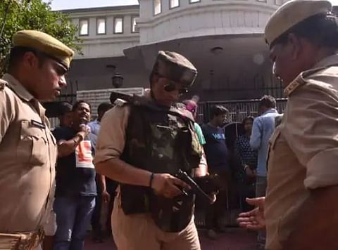 घटनास्‍थळी पाहणी करताना पाेलिस अधिकारी. 