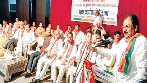 सांगली ः येथे रविवारी झालेल्या भाजप कार्यकर्ता मेळाव्यात प्रदेश उपाध्यक्ष सुरेश हाळवणकर यांनी मार्गदर्शन केले.      (छाया ः सचिन सुतार)