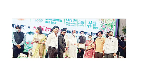 मुंबई : येथे आयोजित माजी वसुंधरा अभियानअंतर्गत स्पर्धेचे सन्मान स्वीकारताना सरपंच सुनीता खेतमाळस, प्रताप साबळे, अमोल जाधव आदी.