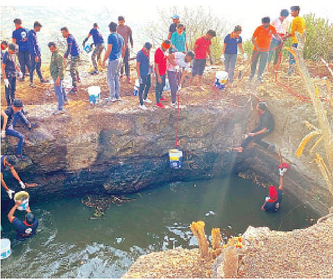 नारायण गड किल्ल्यावर स्वच्छता मोहीम राबविताना ‘बा रायगड’ परिवाराचे सदस्य.
